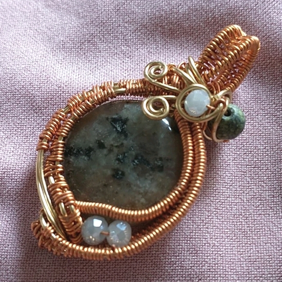 Hand Crafted Jewelry - 🇨🇦 Hand Wire Weaved Quartz Pendant